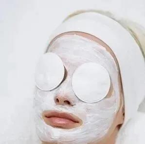 面膜敷完到底要不要洗？一次說(shuō)清貼片面膜的正確用法
